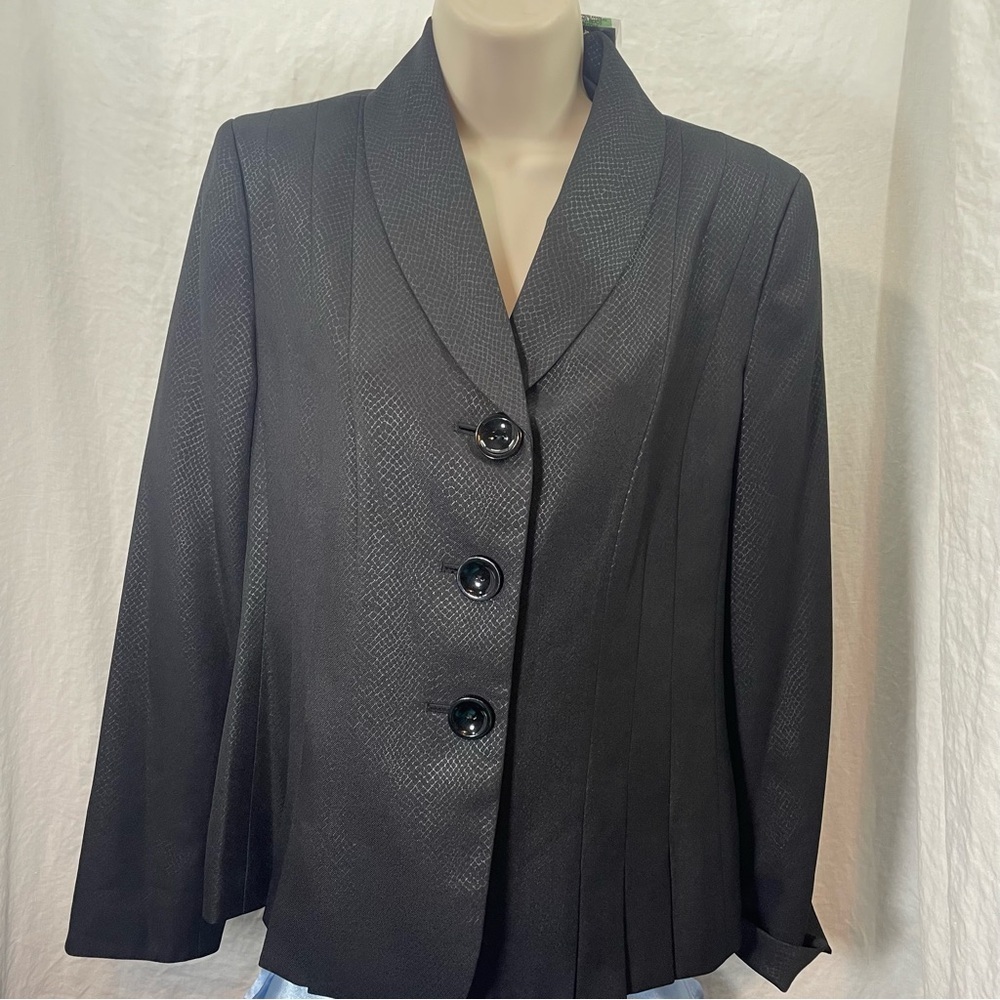 Kasper Elegant Black Women's Blazer NWT. Size 8.  Buttons. Pleats.